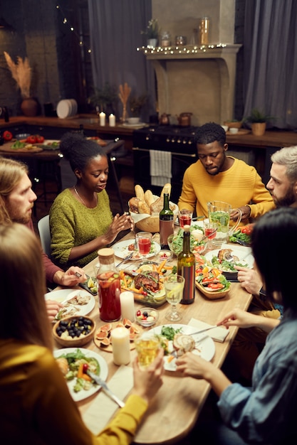 Amigos disfrutando de una cena en casa