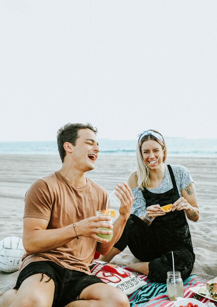 Amigos disfrutando de una fiesta en la playa