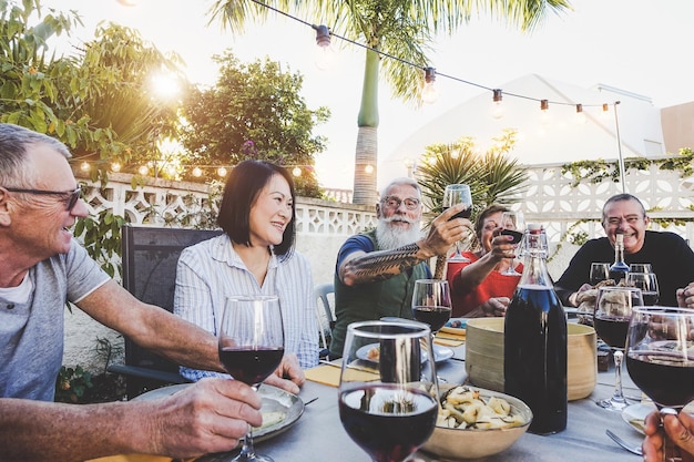 Amigos disfrutando del vino en un restaurante al aire libre