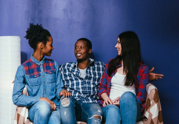 Amigos Diversión Hogar Ocio Amistad Interracial Sonrisa Hablar Pasatiempo Mujer Hombre Tres Concepto