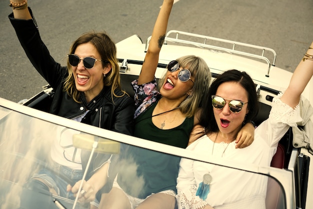 Amigos en un divertido y loco viaje por carretera.