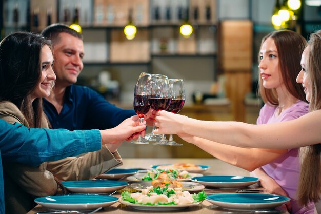 Foto los amigos se divierten en un restaurante y beben vino.