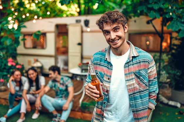 Amigos divirtiéndose al aire libre