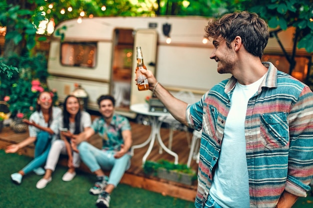 Amigos divirtiéndose al aire libre