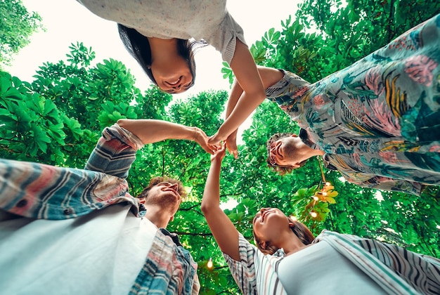 Amigos divirtiéndose al aire libre