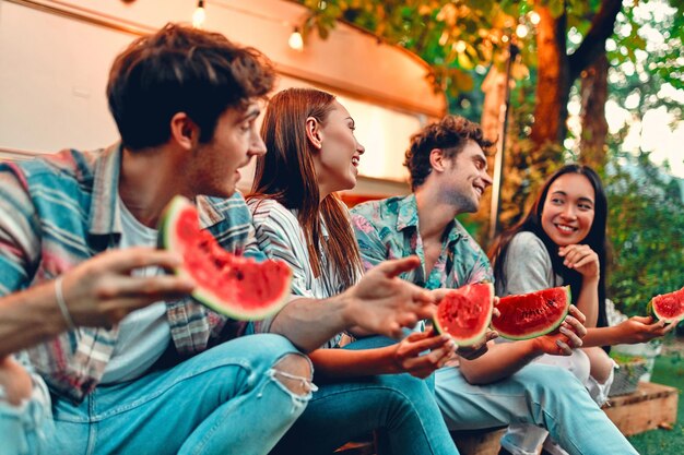 Amigos divirtiéndose al aire libre