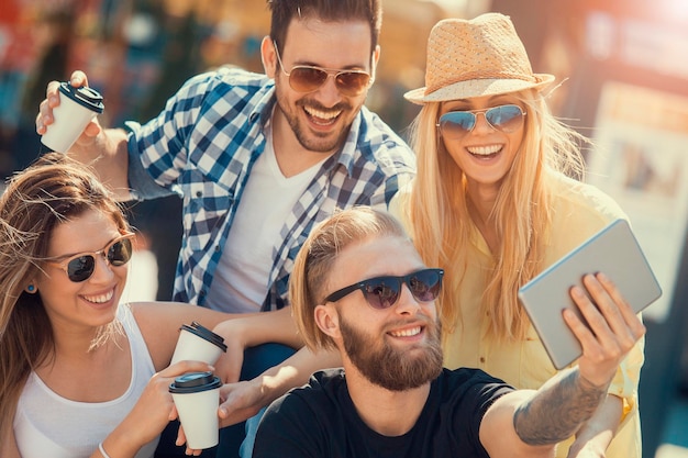 Amigos divirtiéndose al aire libre