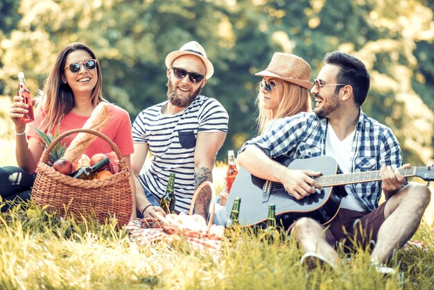 Amigos divirtiéndose al aire libre