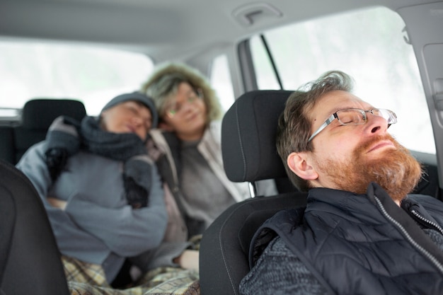 Amigos divirtiéndose en el auto