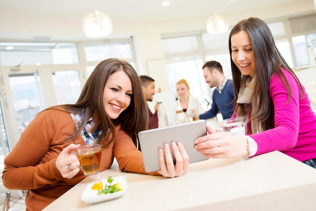 Amigos divirtiéndose en el café