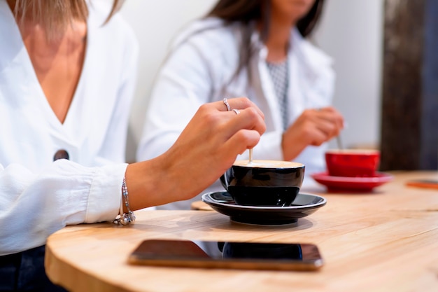 amigos divirtiéndose en la cafetería.