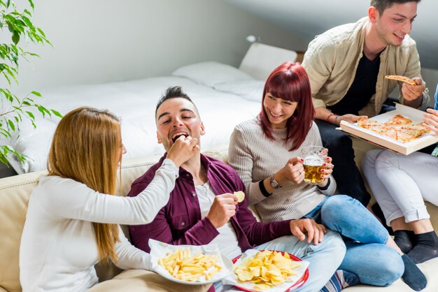 Amigos divirtiéndose en casa