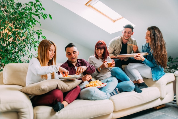 Amigos divirtiéndose en casa