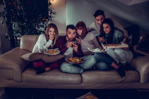 Amigos divirtiéndose en casa