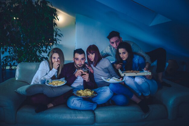 Amigos divirtiéndose en casa