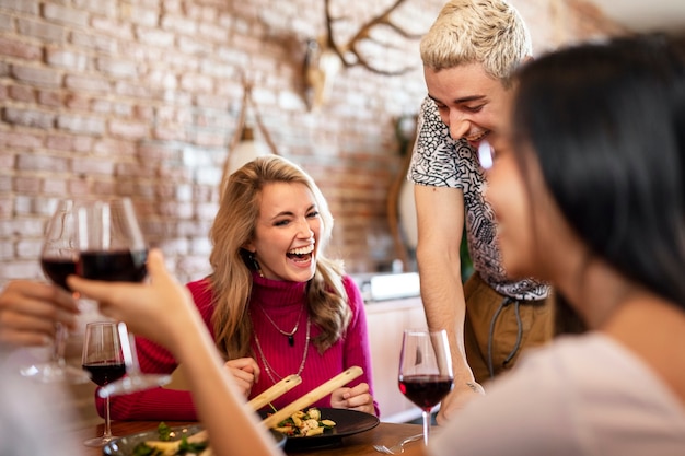 Amigos divirtiéndose en una cena