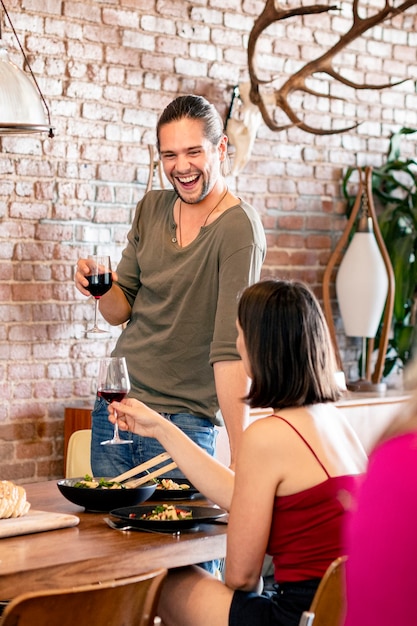 Amigos divirtiéndose en una cena