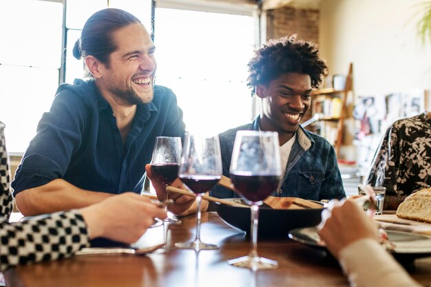 Amigos divirtiéndose en una cena