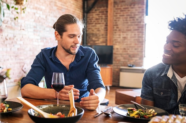 Amigos divirtiéndose en una cena