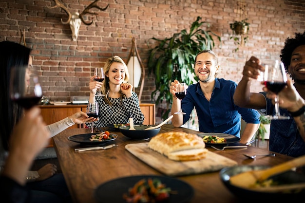 Amigos divirtiéndose en una cena