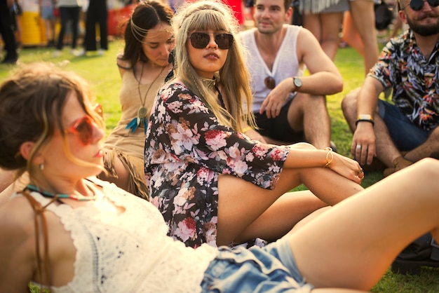 Amigos divirtiéndose en un festival de música