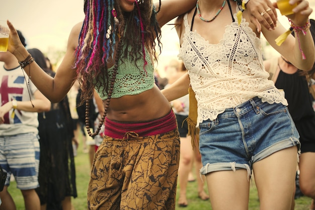 Amigos divirtiéndose en un festival de música.