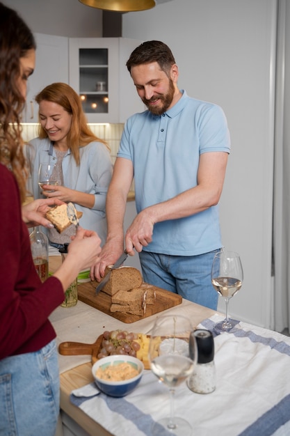 Amigos divirtiéndose juntos mientras cocinan