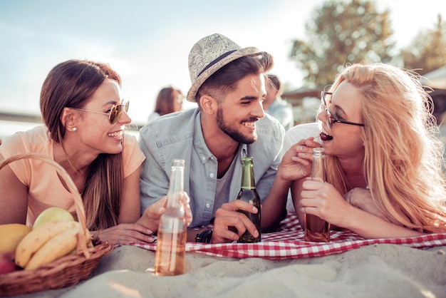 Amigos divirtiéndose juntos en la playa