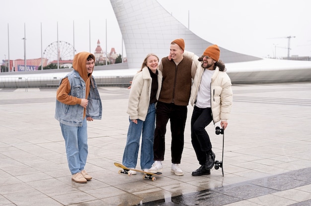 Foto amigos divirtiéndose juntos