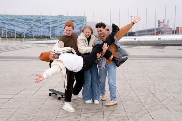 Foto amigos divirtiéndose juntos