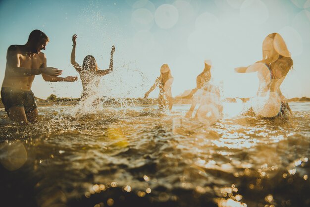 Amigos divirtiéndose en el mar