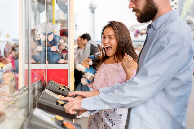 Foto amigos divirtiéndose en el parque de atracciones.