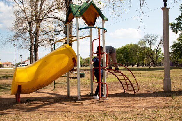 Foto amigos divirtiéndose en el patio de recreo