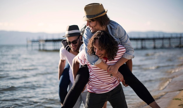 Amigos divirtiéndose en una playa en un hermoso día de verano.