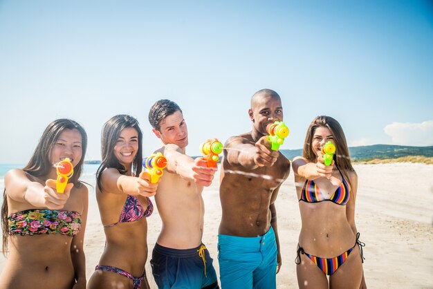 Amigos divirtiéndose en la playa