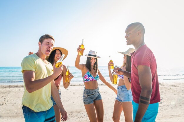 Amigos divirtiéndose en la playa