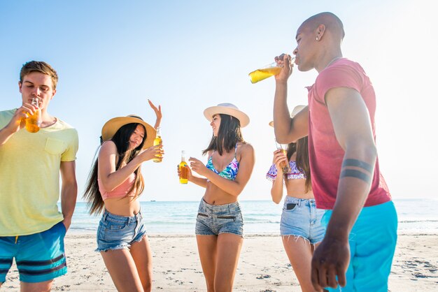 Amigos divirtiéndose en la playa