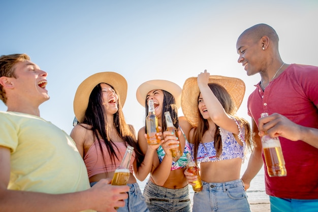 Amigos divirtiéndose en la playa