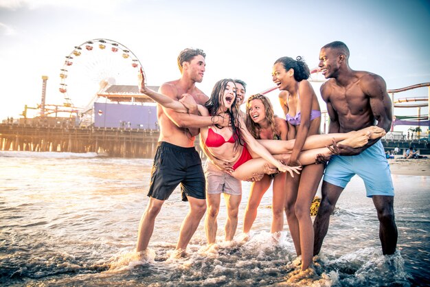 Amigos divirtiéndose en la playa