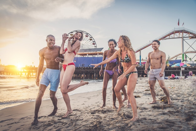 Amigos divirtiéndose en la playa