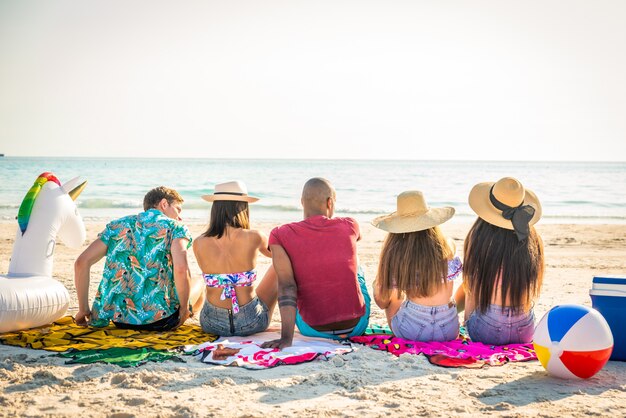 Amigos divirtiéndose en la playa