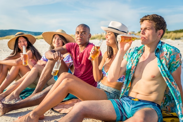 Amigos divirtiéndose en la playa