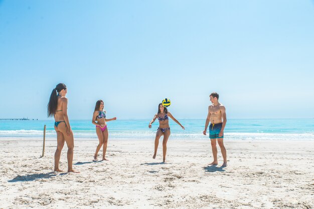 Amigos divirtiéndose en la playa