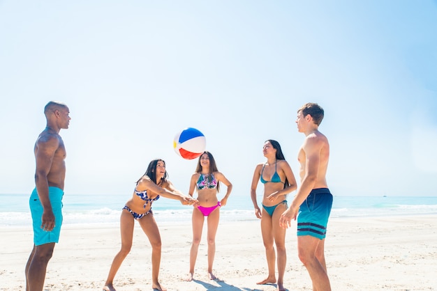 Amigos divirtiéndose en la playa