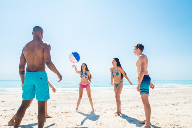 Amigos divirtiéndose en la playa