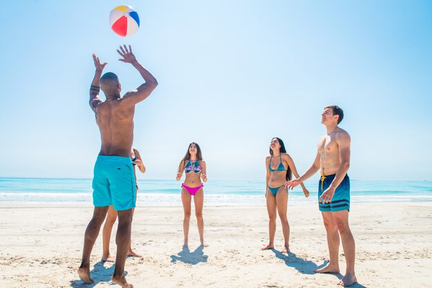 Amigos divirtiéndose en la playa