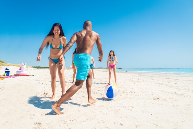 Amigos divirtiéndose en la playa