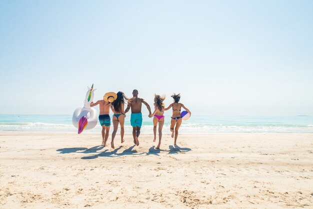 Amigos divirtiéndose en la playa