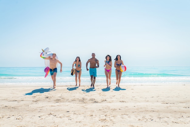 Amigos divirtiéndose en la playa