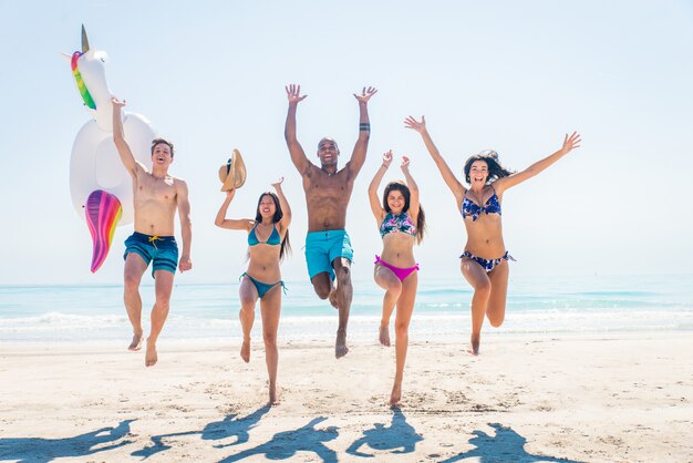 Amigos divirtiéndose en la playa